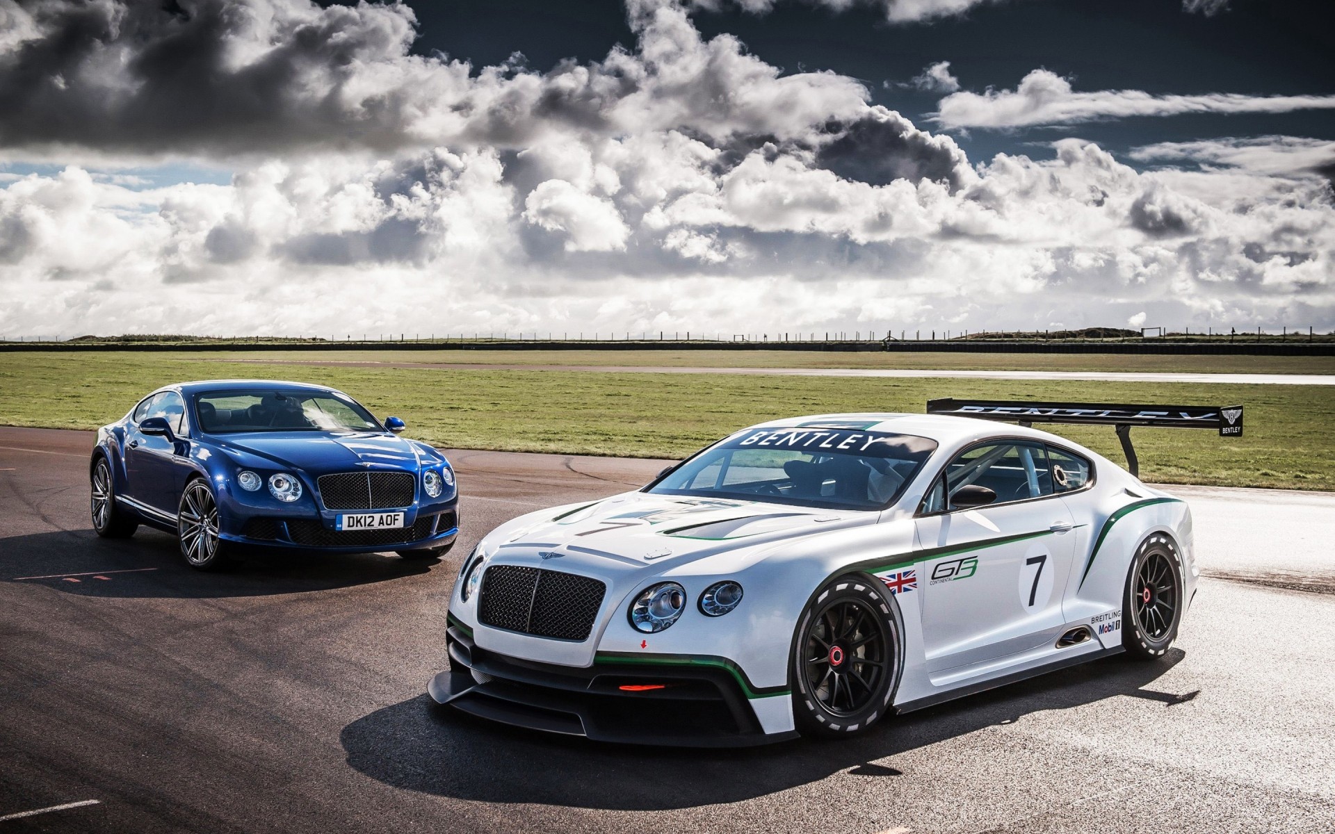 bentley voiture noir asphalte dépêchez-vous voiture trottoir midi rapide course système de transport roues action automobile lecteur coupé route bentley continental gt3