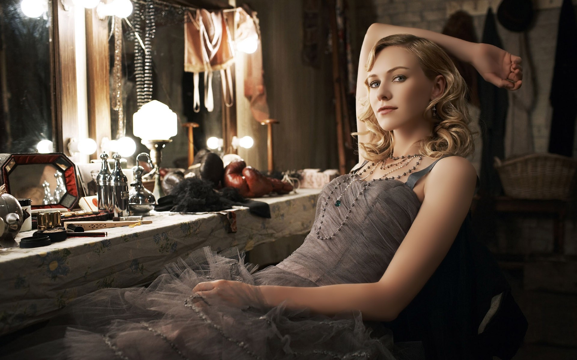 femme mode adulte glamour portrait unique à l intérieur modèle chambre robe