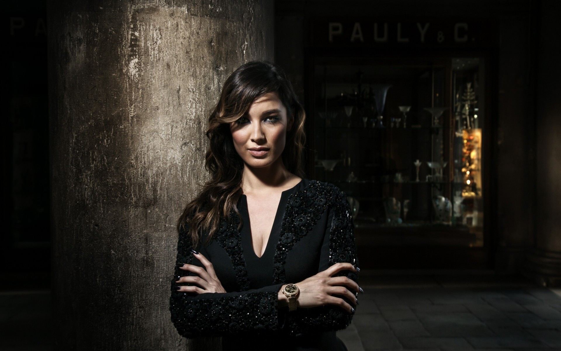 femme portrait mode unique porter adulte modèle à l intérieur sombre fille actrice bérénice marlohe célébrité célébrité