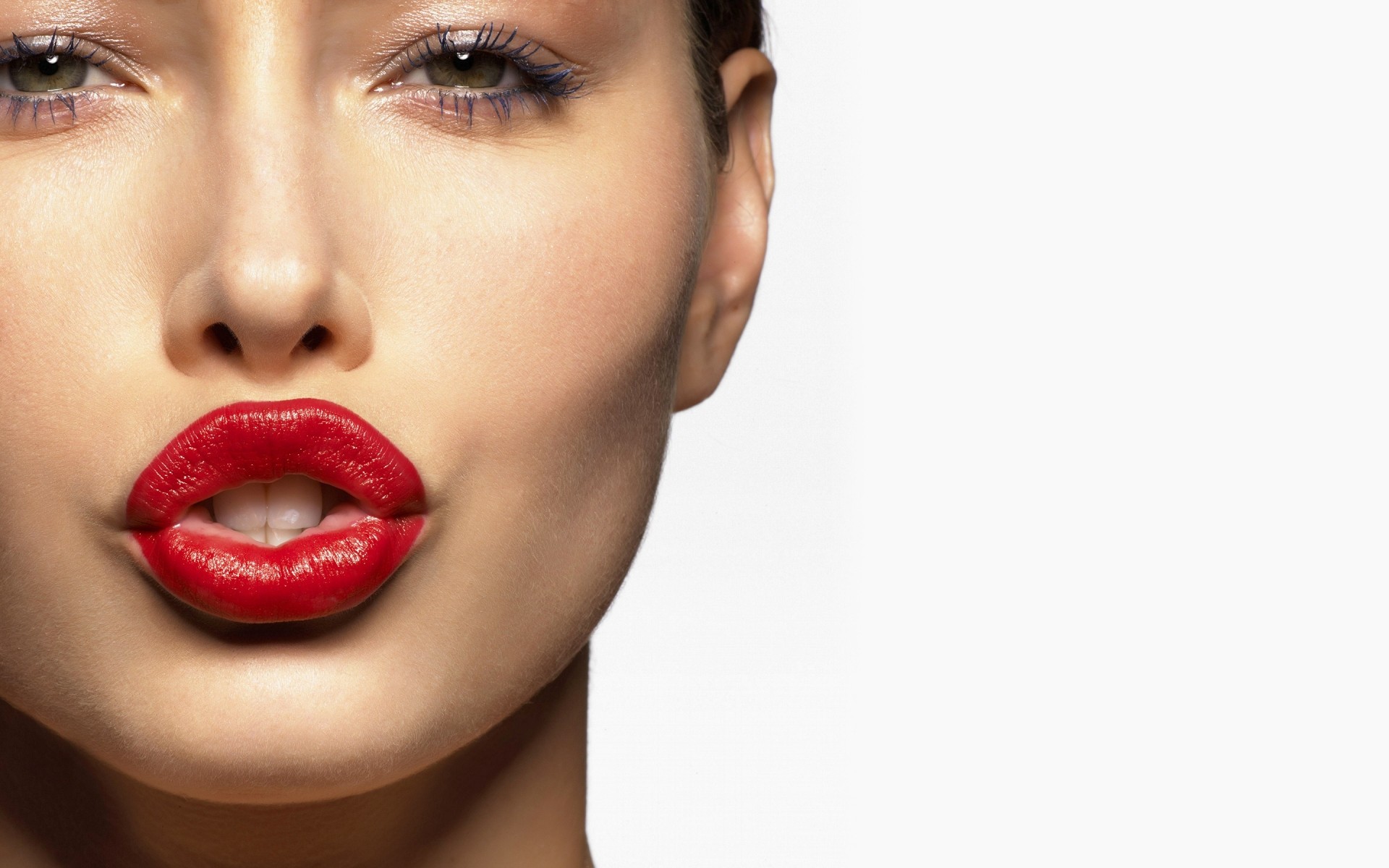 femme lèvres glamour rouge à lèvres sexy mode oeil jolie peau portrait mignon fille jeune visage regarder