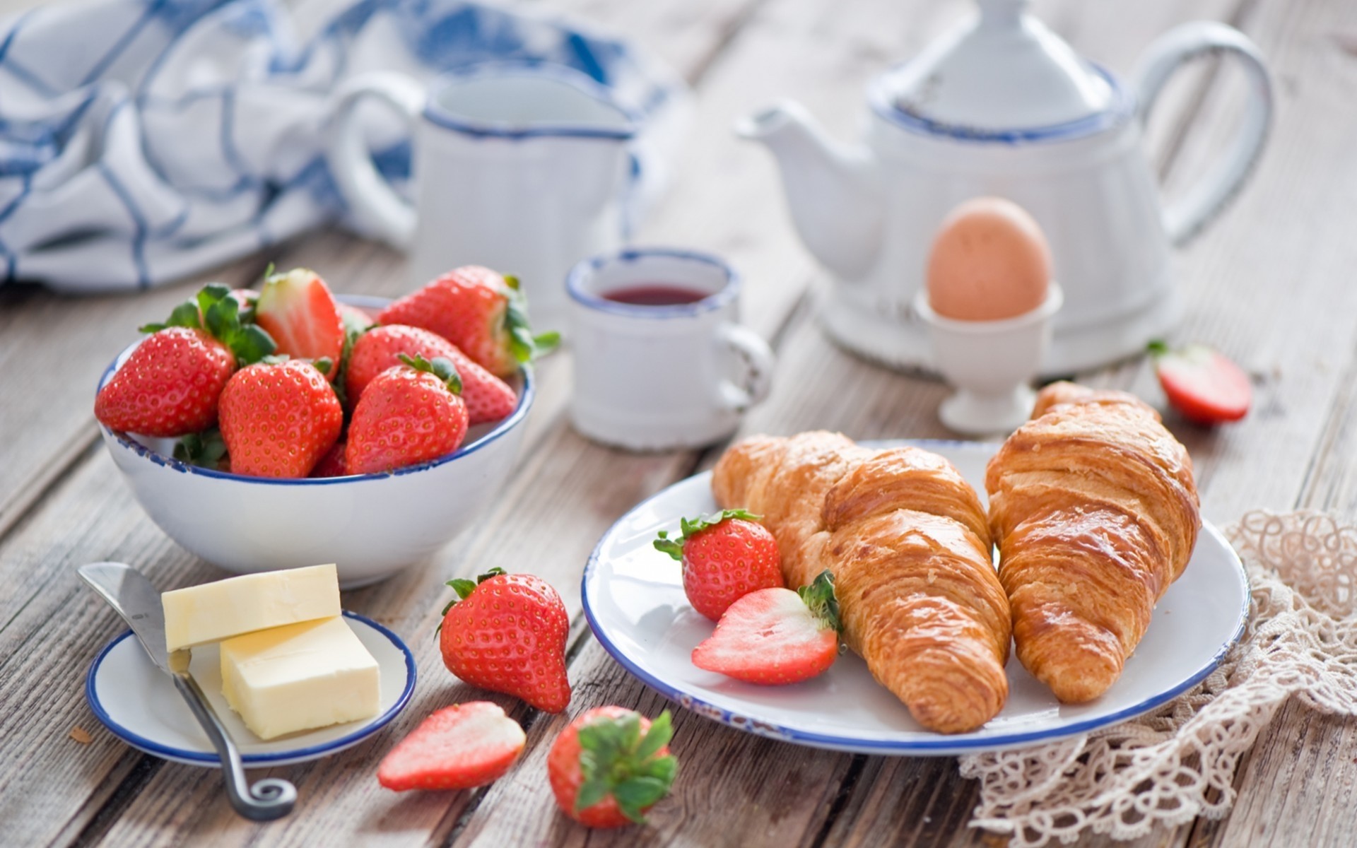 petit déjeuner repas délicieux fraise doux fruits confiture pâtisserie croissant aube rafraîchissement plaque sucre table pain délicieux coupe beurre
