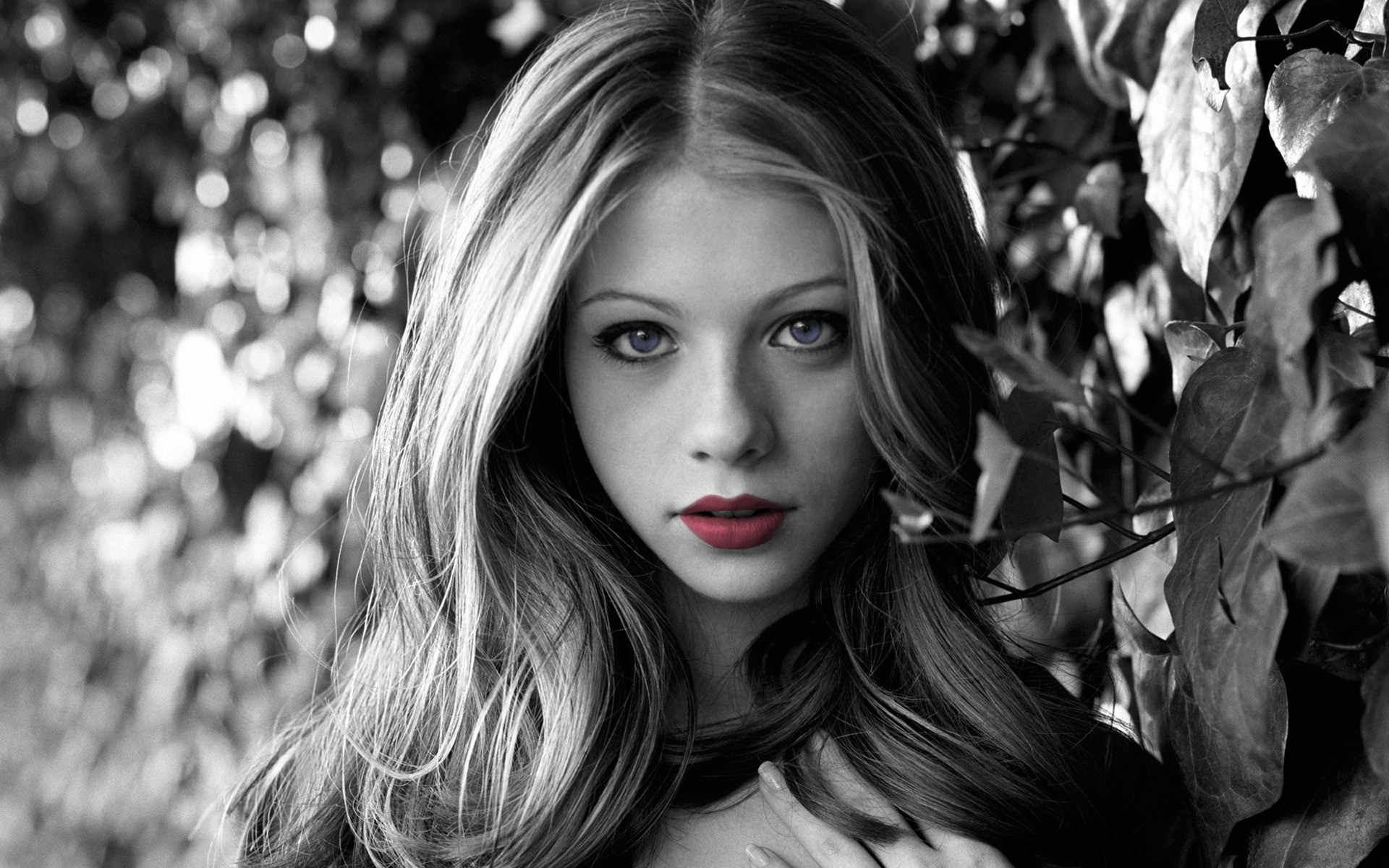 monochrome portrait mode fille femme modèle oeil rue actrice michelle trachtenberg hollywood célébrité célébrité
