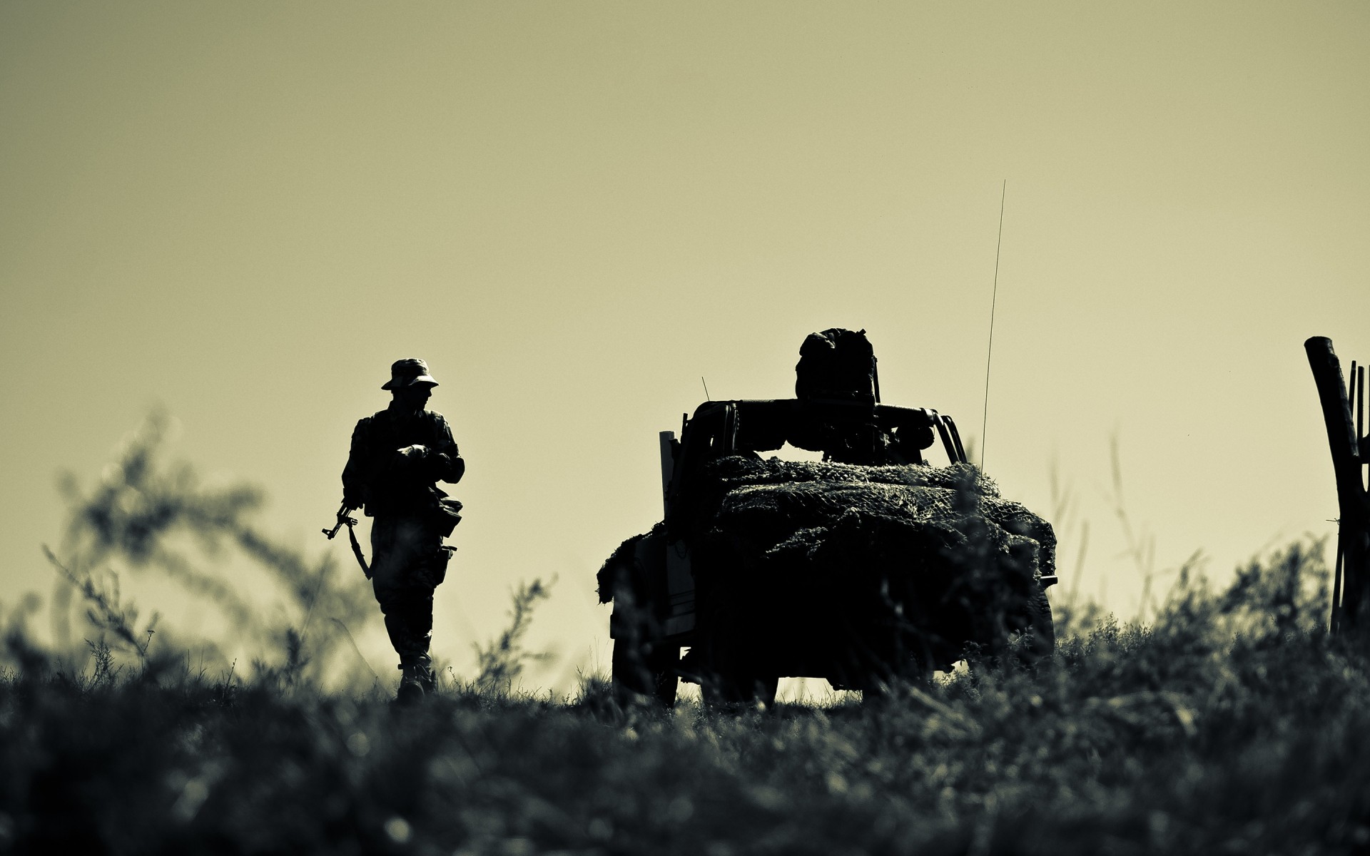 militaire guerre armée soldat pistolet arme paysage homme silhouette adulte rétro-éclairé bataille combat action coucher de soleil un fusil