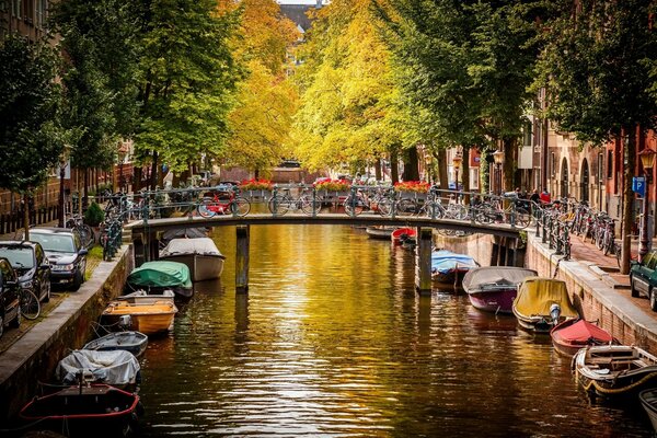 Canal d eau au milieu de la ville