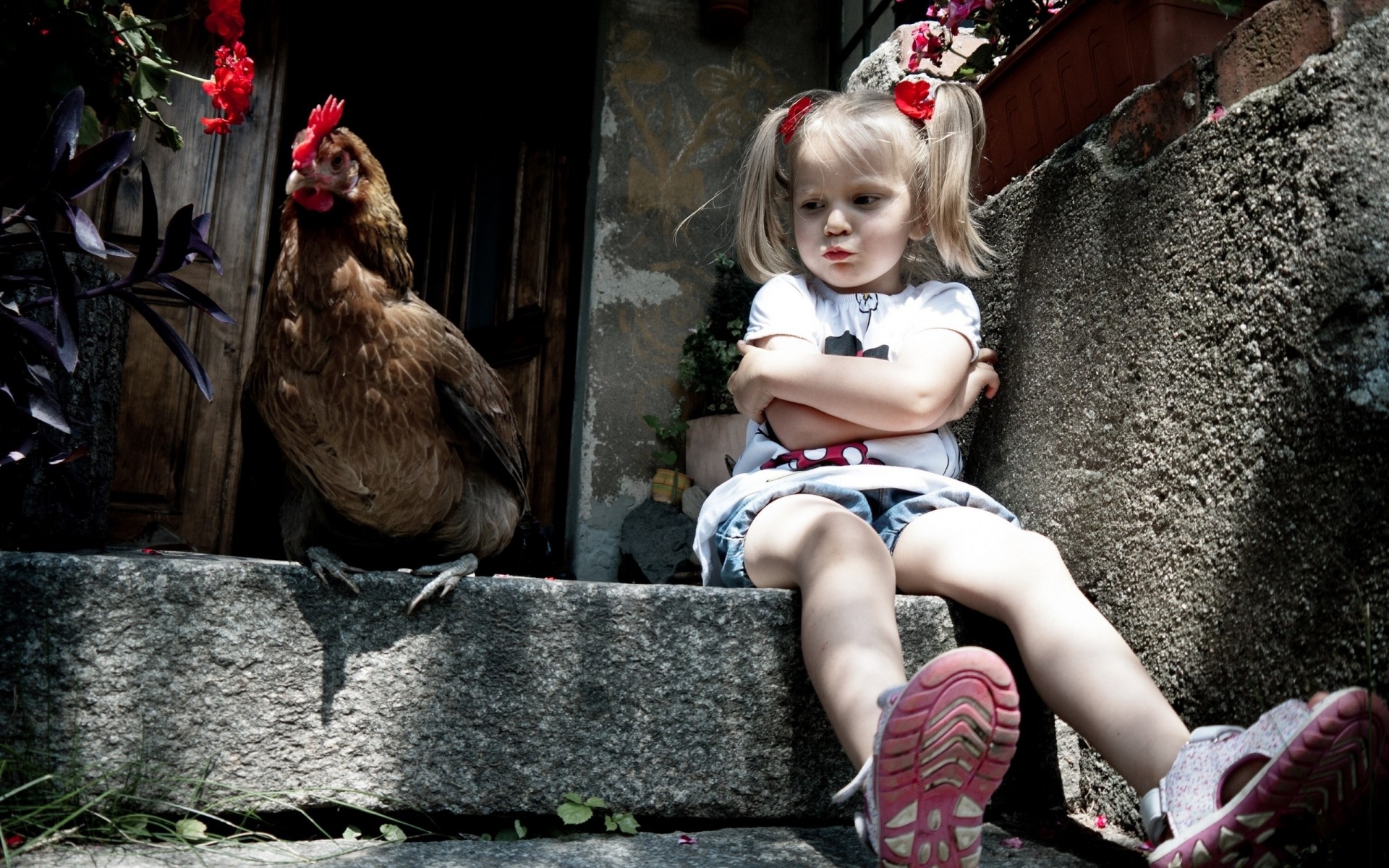 enfant un mignon à l extérieur fille deux femme plaisir peu poulet petite fille fille mignonne