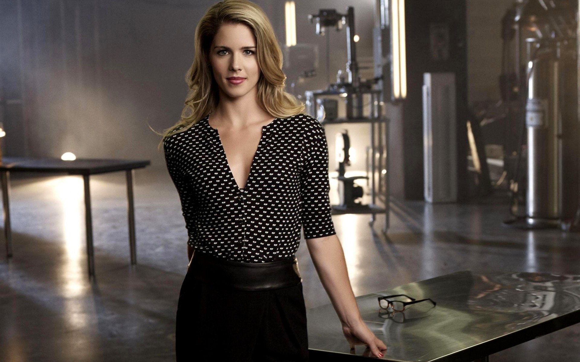 adulte femme portrait à l intérieur mode unique entreprise modèle porter chambre trendy blonde babe emily bette célébrité célébrité