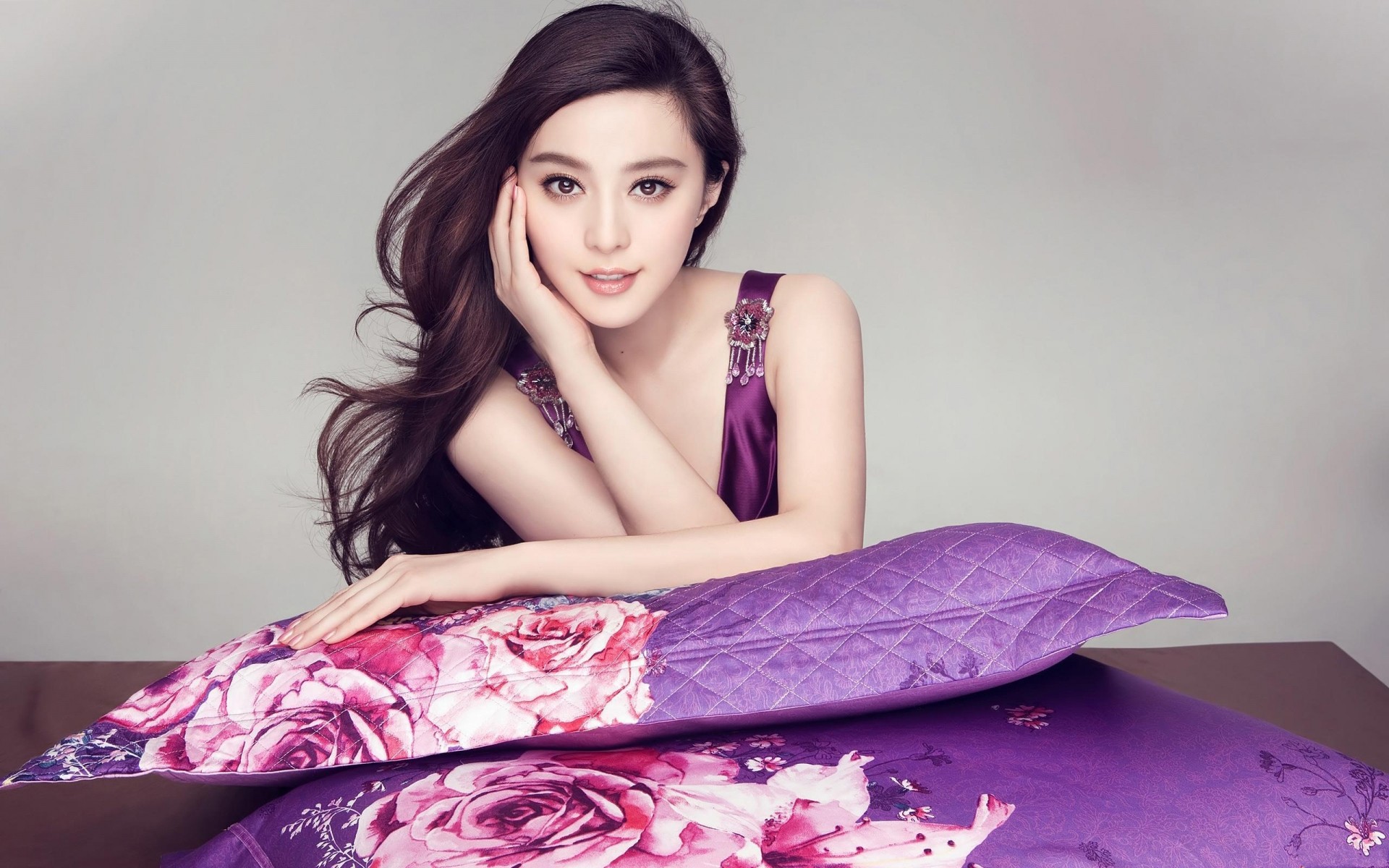 femme mode fille lit belle relaxation portrait à l intérieur chambre à coucher jolie jeune fille souriante jeune actrice fan bingbing