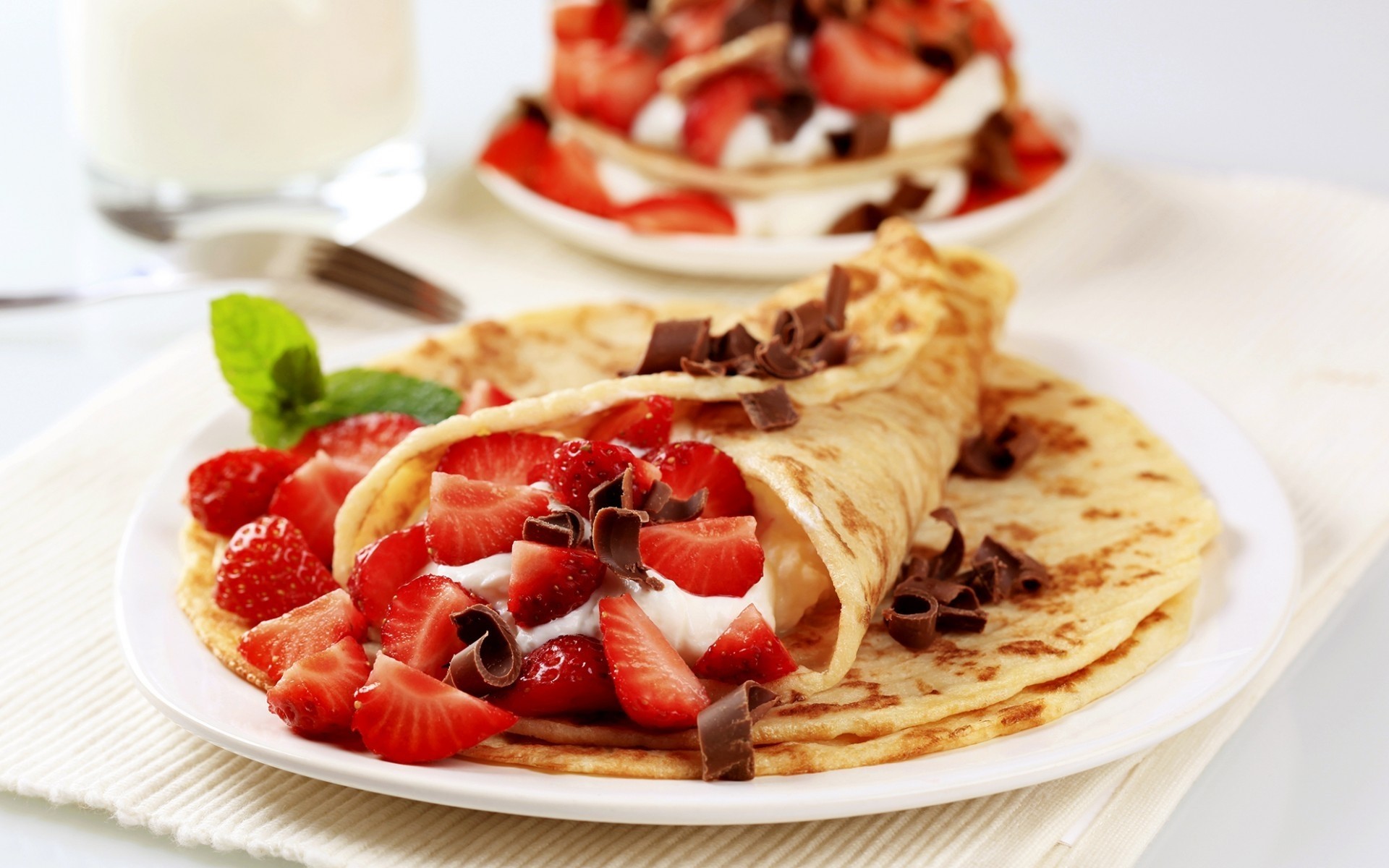 repas délicieux petit déjeuner crêpe plaque rafraîchissement délicieux fraise alimentaire fruits alimentaire en bonne santé déjeuner fraises crêpes dessert fruits