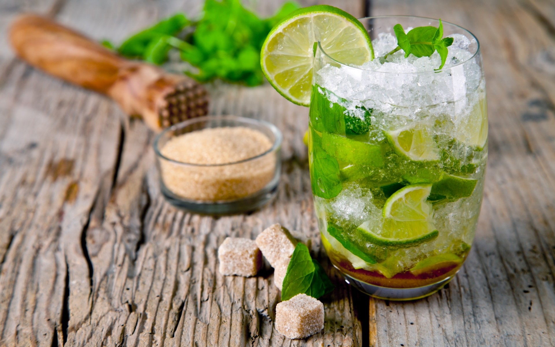 verre citron feuille boire menthe chaux en bois glace alimentaire fruits froid été rafraîchissement bois tropical bureau mojito cocktail boissons