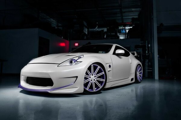 Voiture blanche avec roues violettes