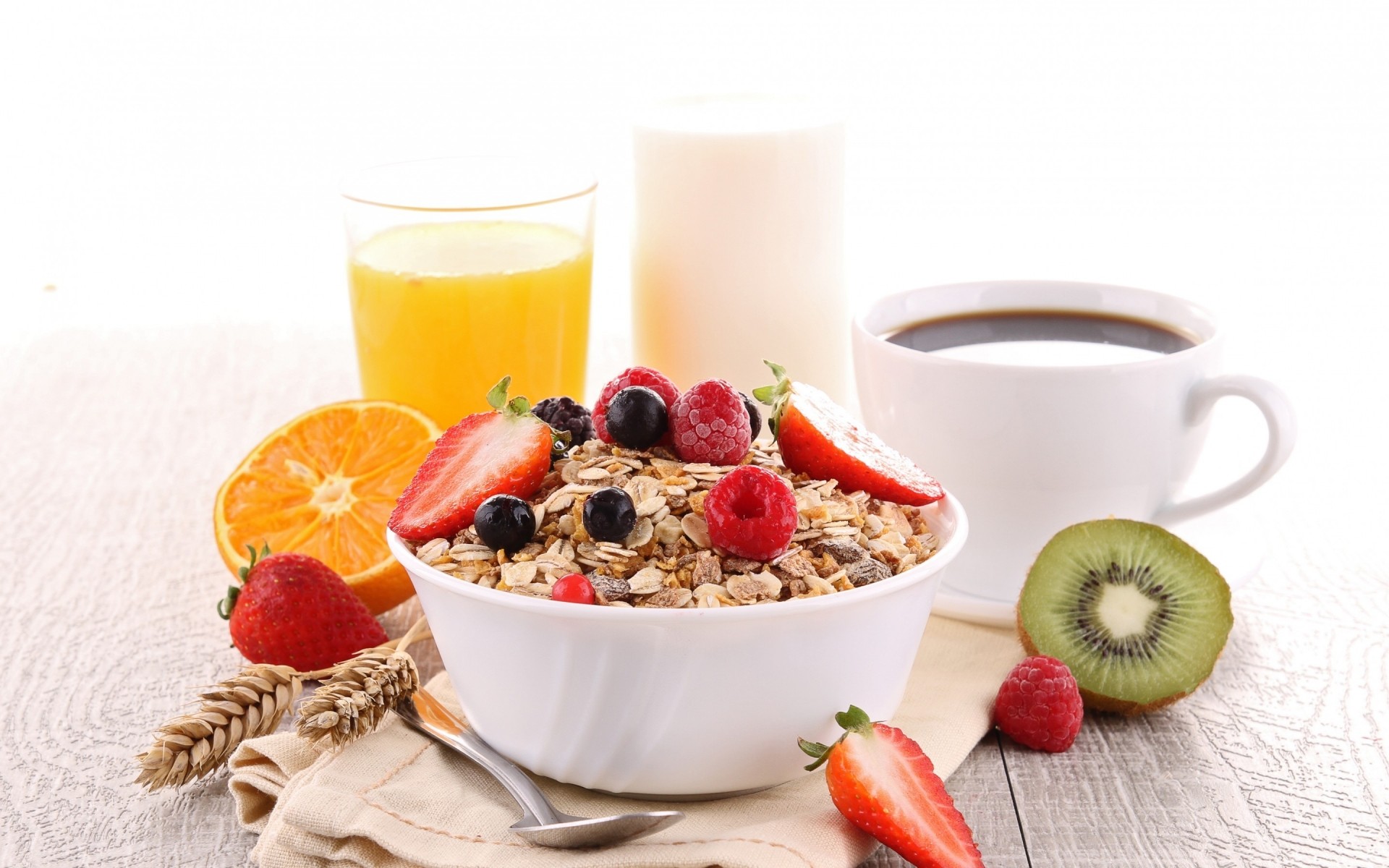 fruits petit déjeuner en bonne santé repas muesli bol baie fraise lait santé doux muesli alimentaire verre aube oat pomme maïs alimentation alimentation saine céréales jus