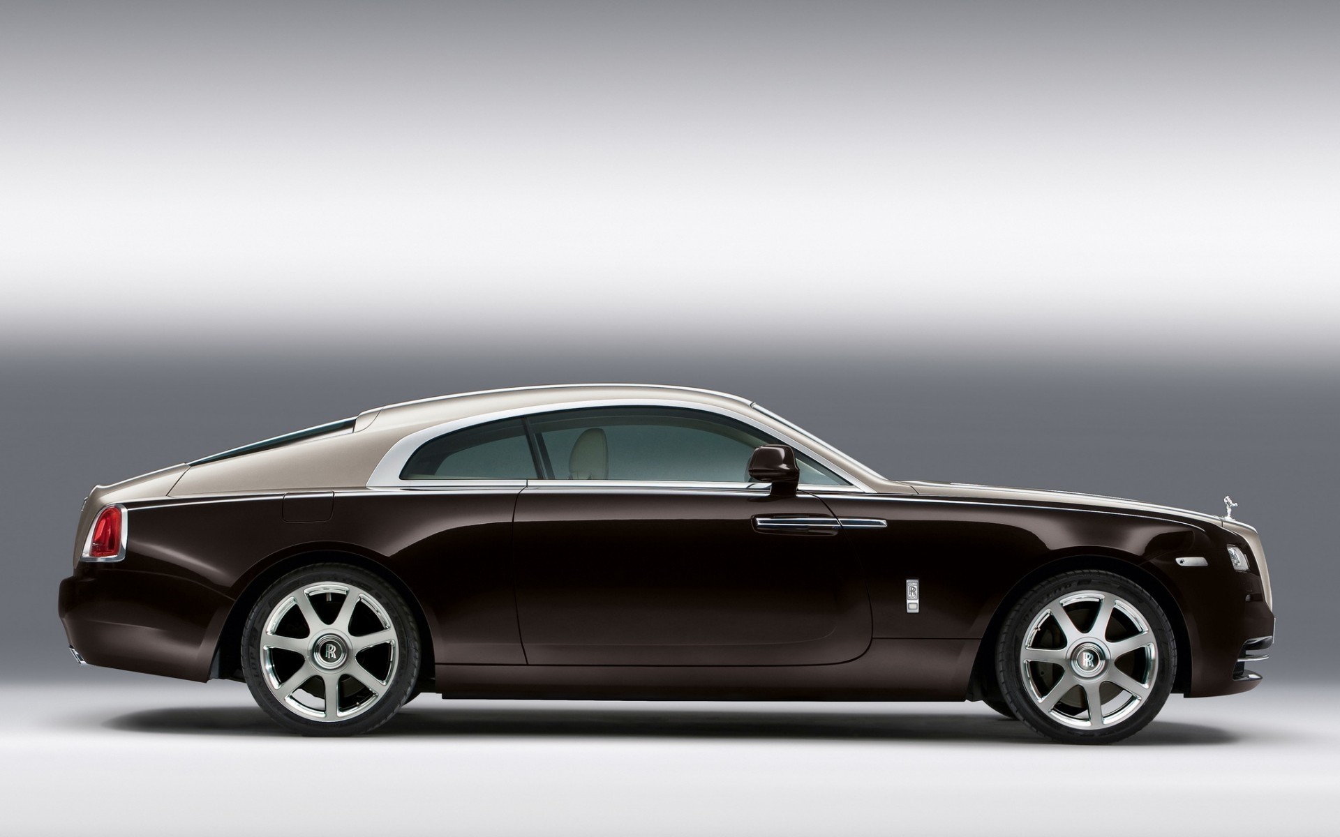 rolls royce voiture voiture automobile roues coupé noir rapide midi trottoir dépêchez-vous asphalte système de transport berline capot lecteur rolls royce wraith muscle cars voitures de luxe limousine