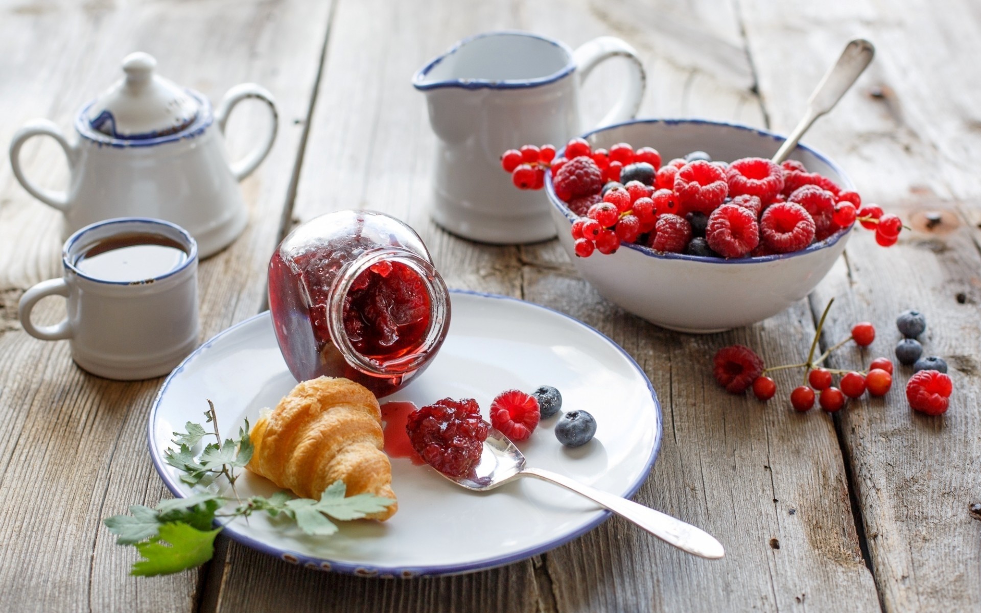 baie alimentaire fruits doux en bonne santé table délicieux en bois délicieux cerise bol confiture rafraîchissement petit déjeuner fruits croissant