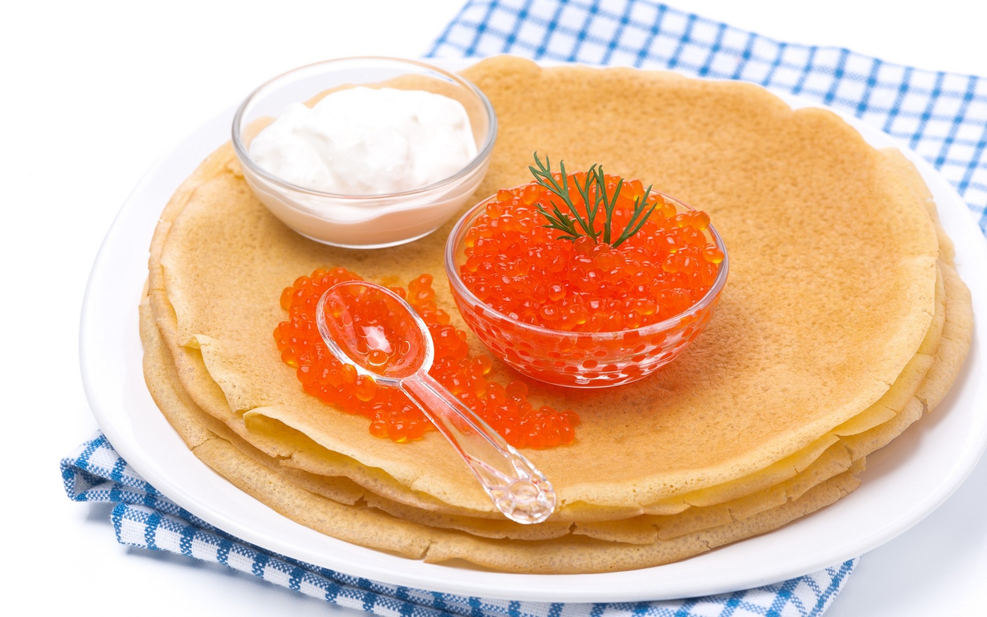 repas rafraîchissement délicieux petit déjeuner alimentaire maison plaque crème crêpe pain traditionnel alimentaire doux délicieux en bonne santé gros plan déjeuner chaud pâtisserie crêpes caviar caviar rouge