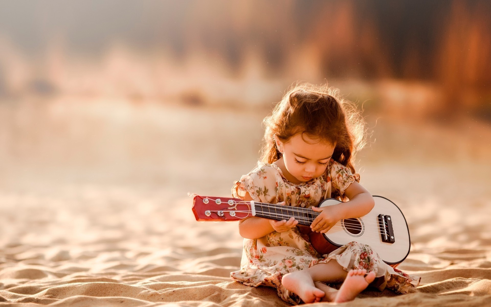 enfant nature en plein air loisirs plaisir été beau temps sable automne peu plage coucher de soleil mignon loisirs s asseoir petite fille guitare