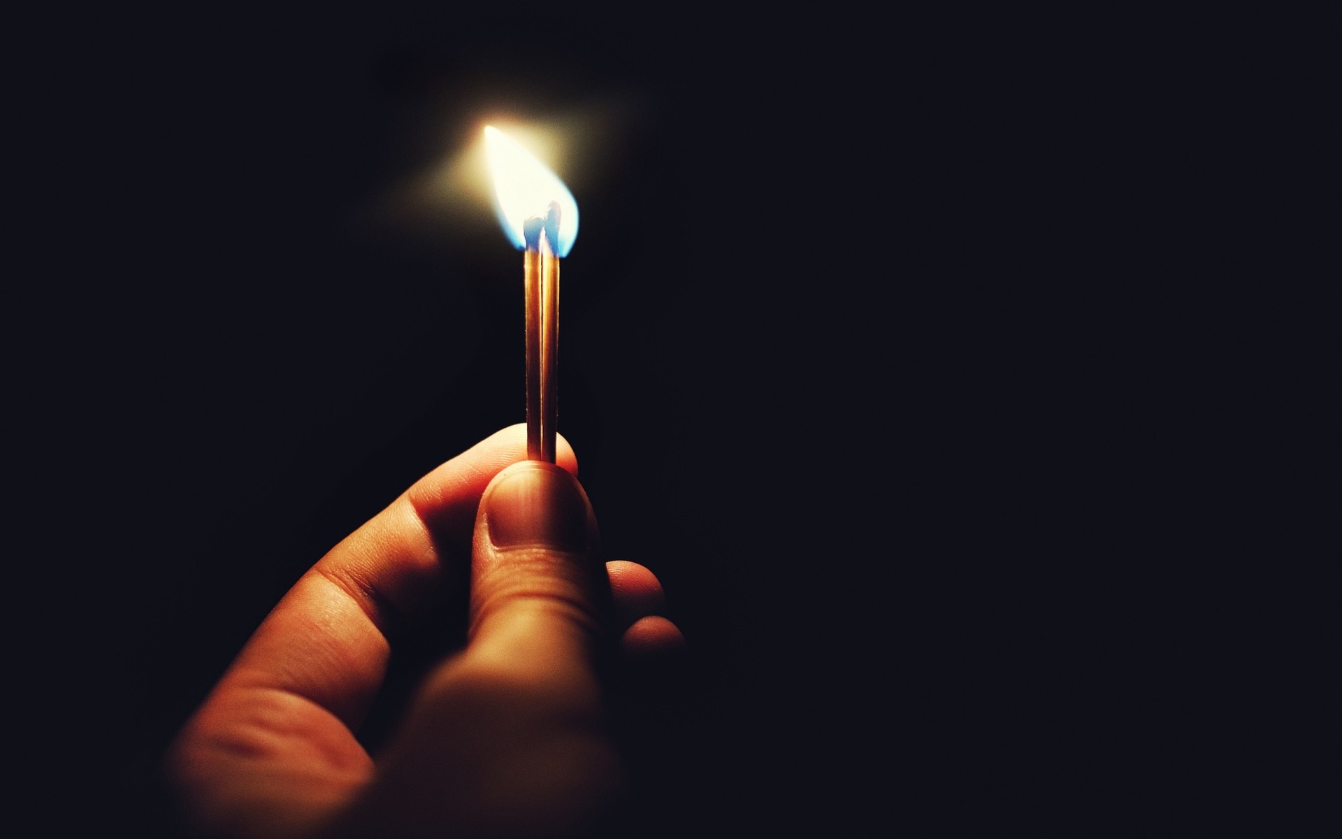 flamme sombre fumée brûlé lumière mains bougie cire brûler bureau matchs feu