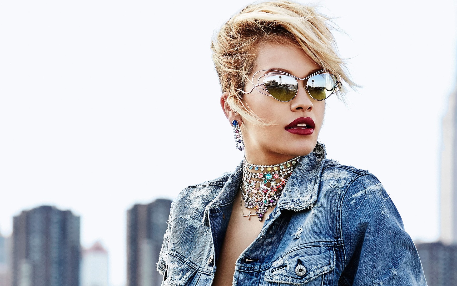 portrait femme mode belle fille jeune unique adulte modèle jolie visage lunettes de soleil rita ora chanteuse