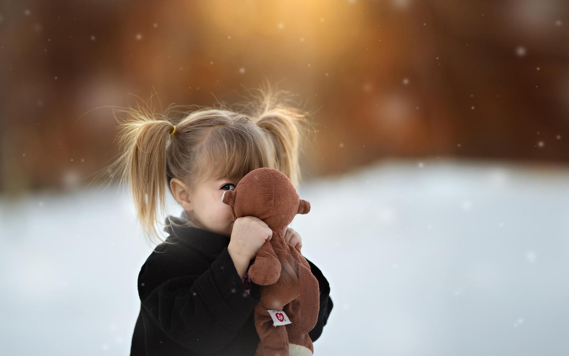 enfant enfant fille amour portrait flou hiver neige seul plaisir garçon expression faciale bonheur mignon peu femme à l extérieur innocence petite fille jouet