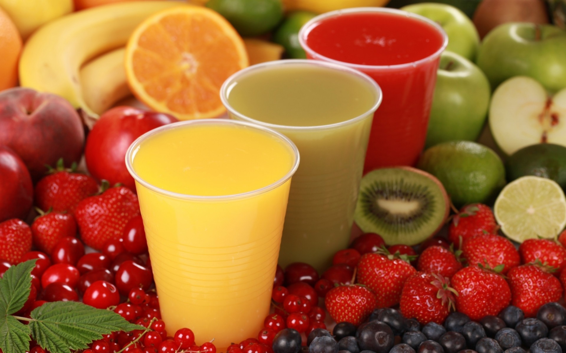 fruits baie fraise juteuse alimentaire jus en bonne santé santé délicieux doux alimentaire pomme feuille cerise framboise bol groseille régime alimentaire fraîcheur kiwi orange baies
