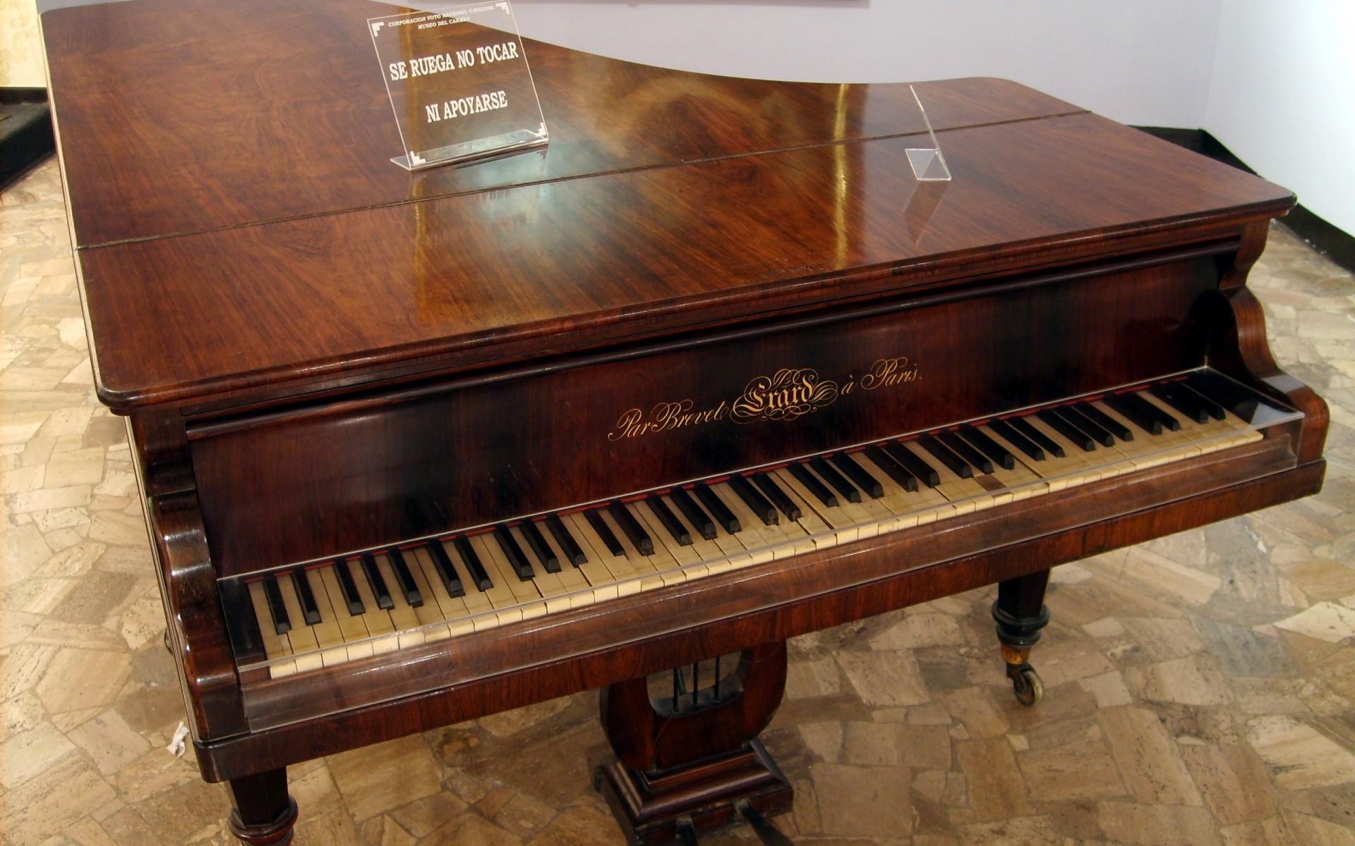 piano musique bois ébène son chat classique instrument meubles chanson à l intérieur antique design d intérieur musicien rétro synthétiseur jazz famille vieux
