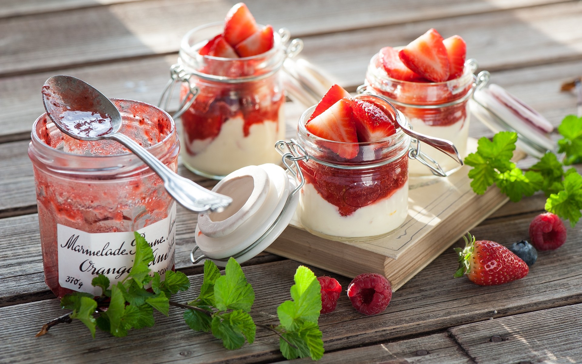 fraise alimentaire fruits confiture maison doux pot délicieux baie été yaourt crème verre gélatine santé feuille en bonne santé nutrition rafraîchissement baies