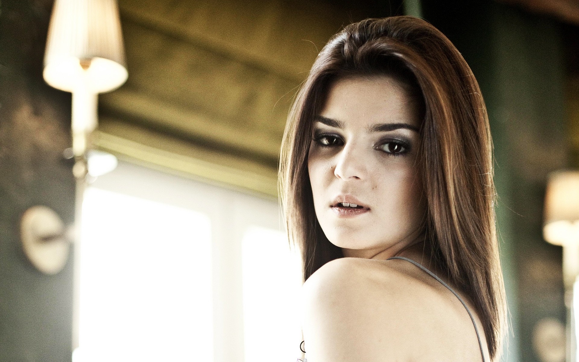 femme fille portrait à l intérieur adulte mode claro lago