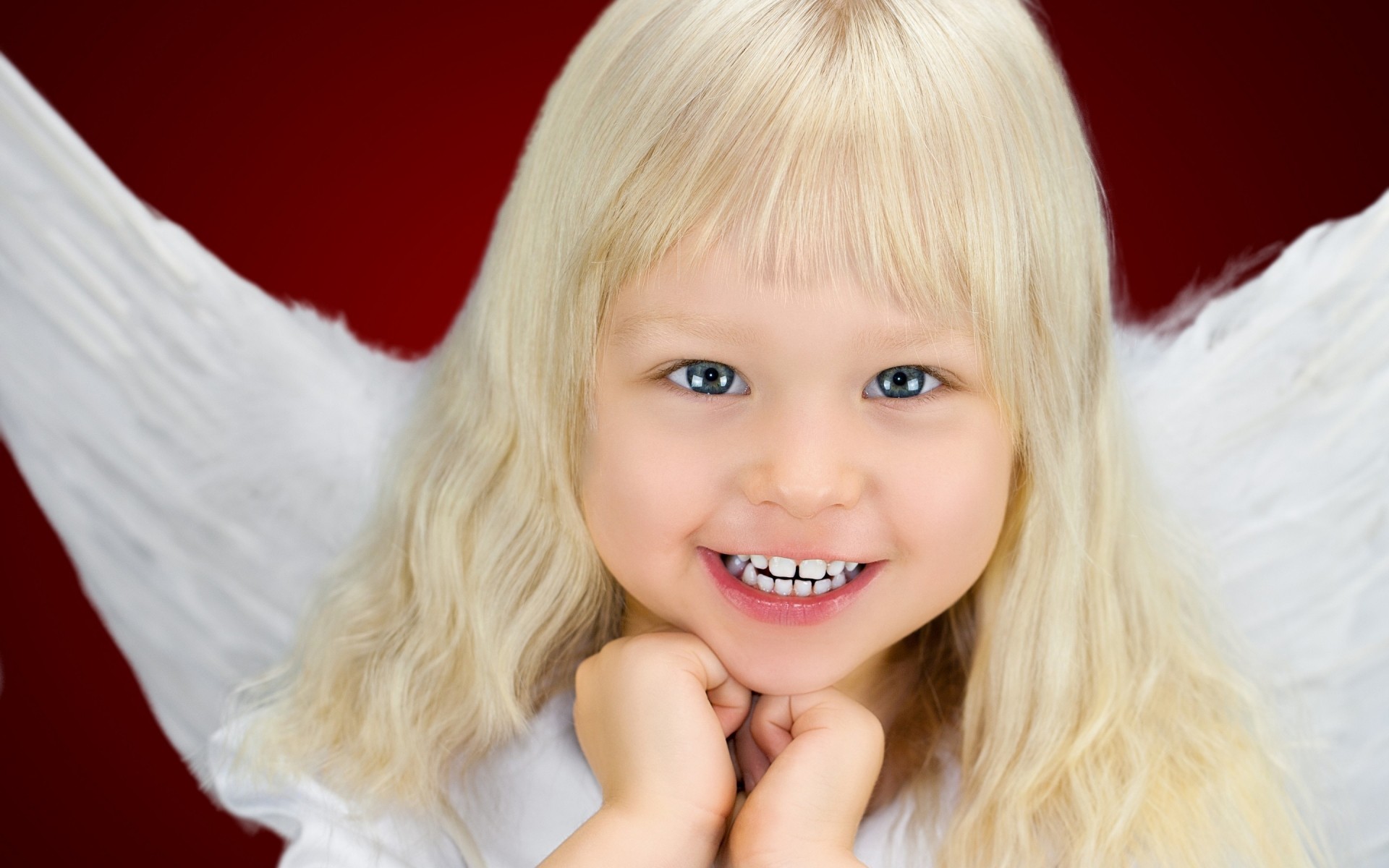enfant mignon peu plaisir fille portrait joie innocence blonde jolie ange ailes petite fille