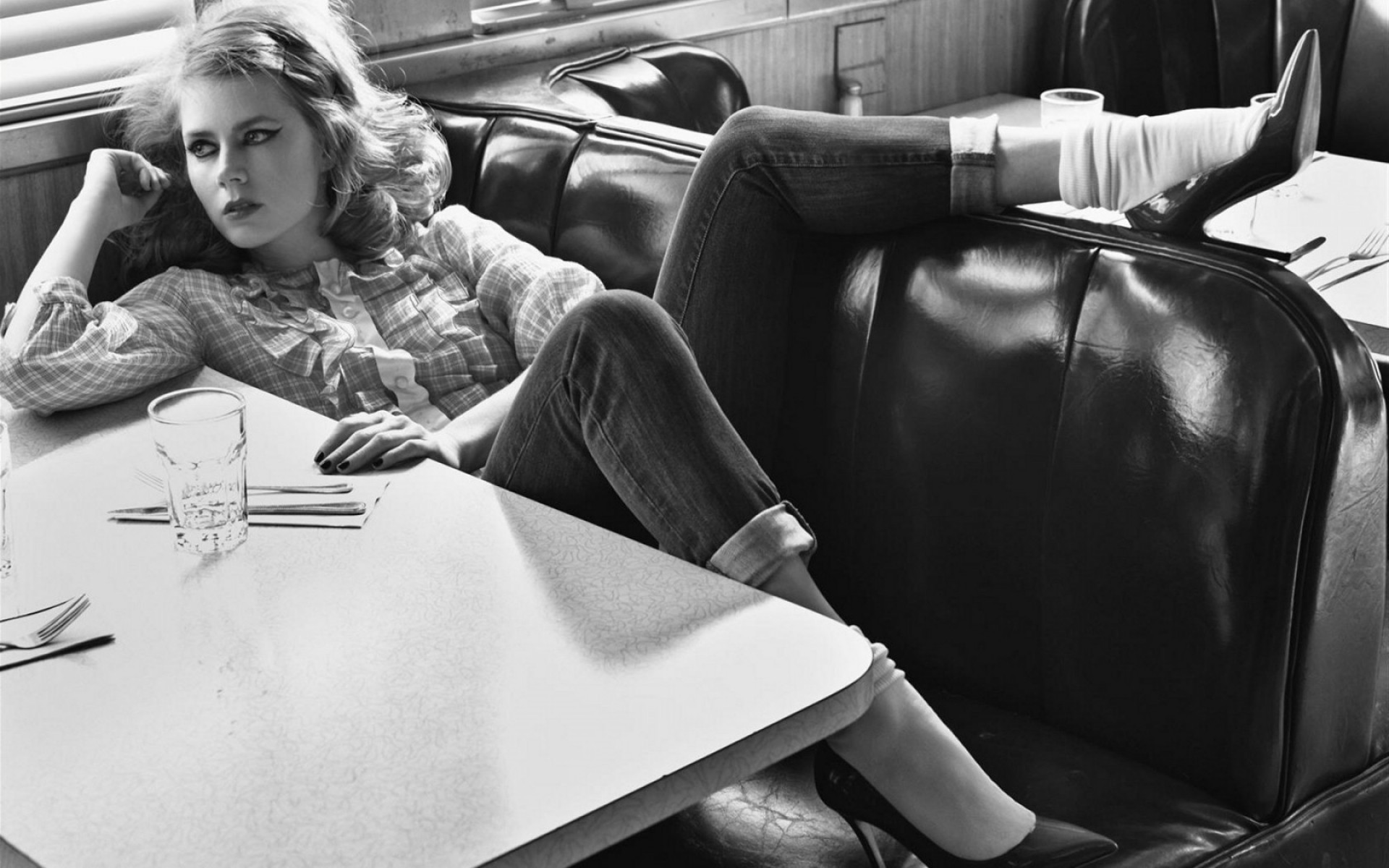 siège adulte meubles femme chaise s asseoir expression faciale unique portrait à l intérieur assis chambre homme voiture actrice célébrité actrices hollywoodiennes magnifique belle