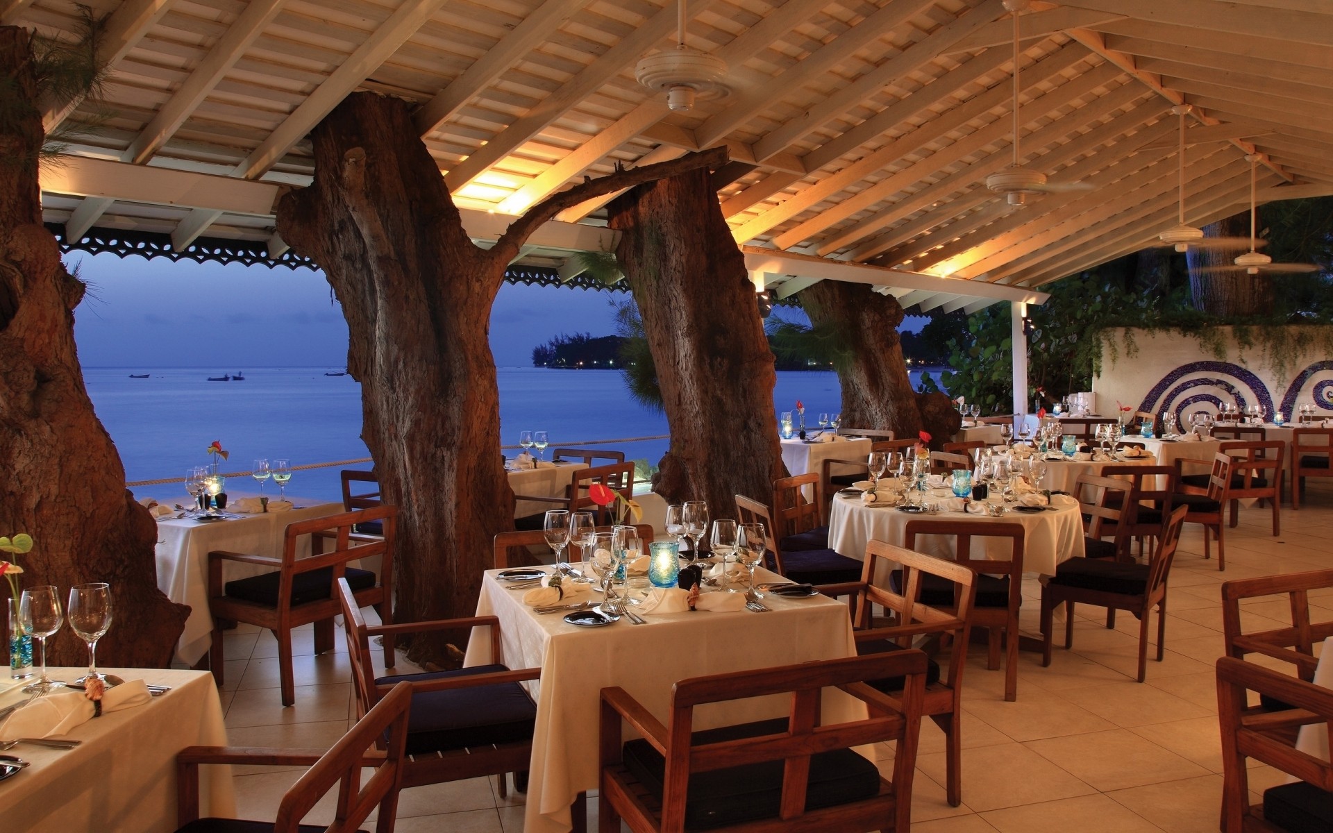 table chaise restaurant meubles siège hôtel vaisselle voyage café siège vacances chambre patio café luxe tourisme lumière du jour bar station nourriture mer vue