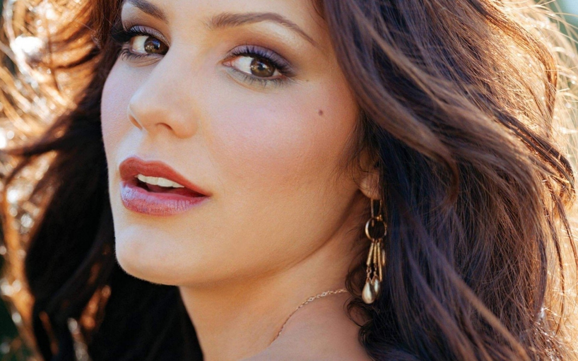 femme mode portrait modèle fille sexy glamour jolie cheveux belle oeil lèvres chanteuse pop américaine chanteuse actrice