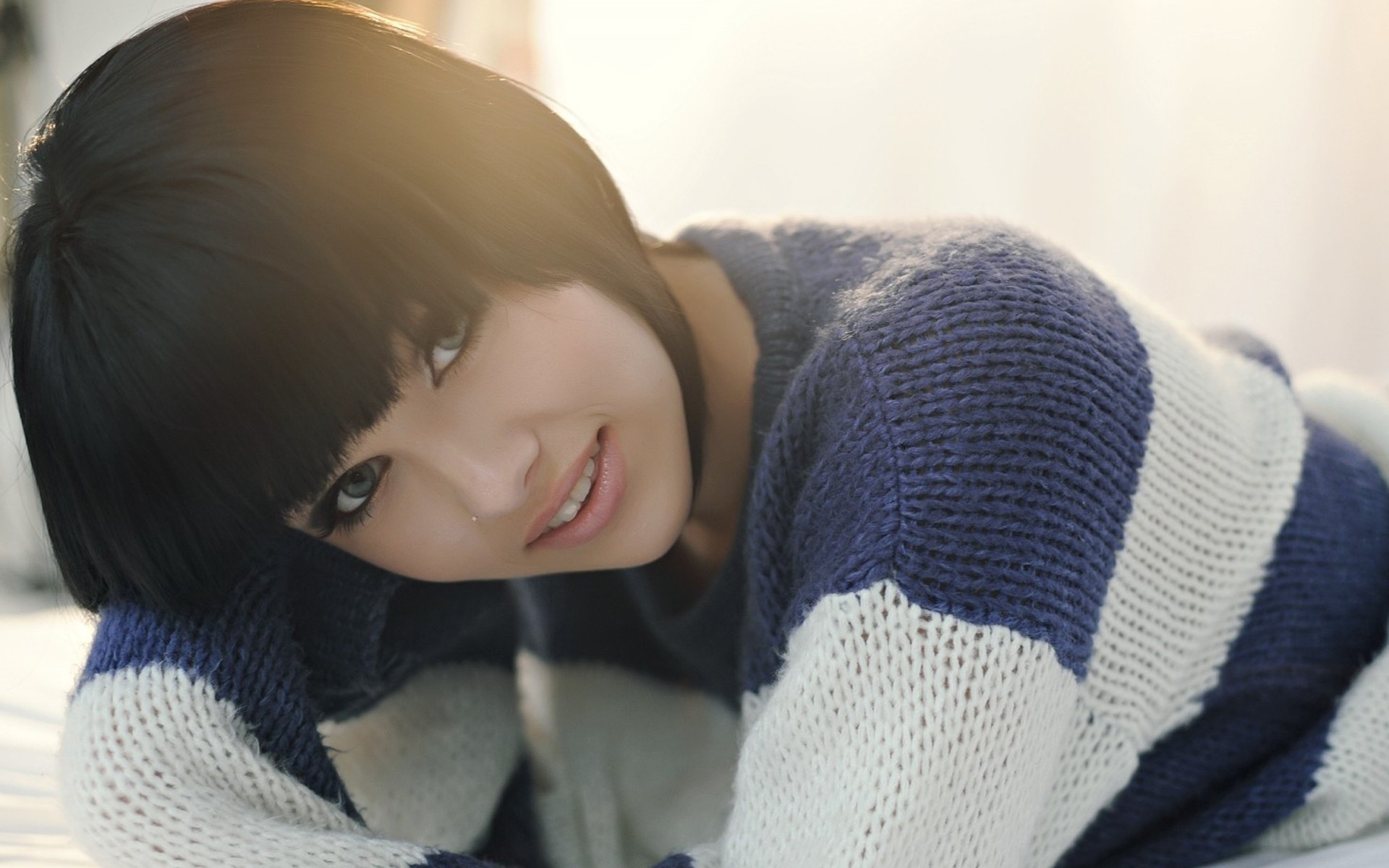 hiver chandail porter femme enfant fille froid portrait unique loisirs à l intérieur mode famille chaleur expression faciale adulte écharpe détente modèle bébé sourire glamour