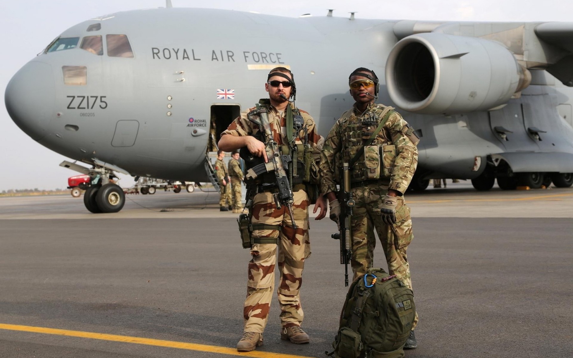 militaire avion aéroport avion voiture système de transport air force armée guerre marine arme voler camouflage deux air bataille asphalte combattant