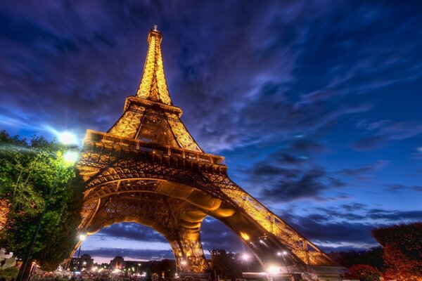 Tour Eiffel sur fond de ciel bleu