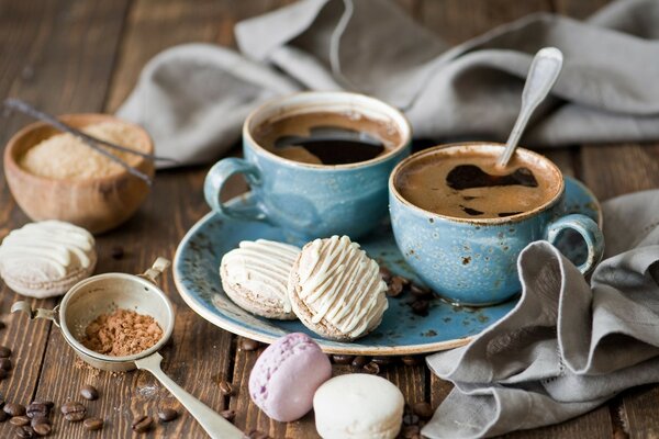Deux tasses de café avec de petites guimauves