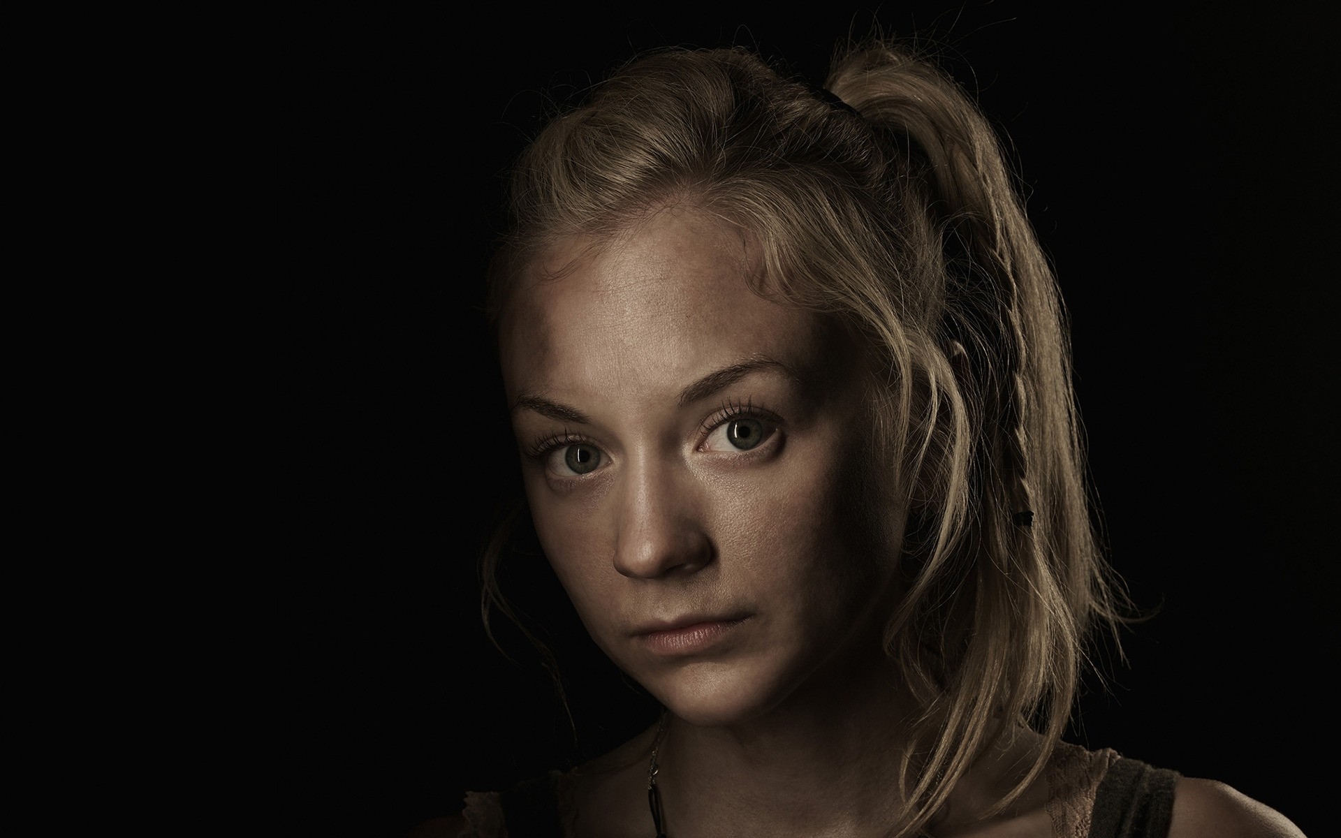 portrait unique femme fille adulte monochrome mode modèle studio sombre emily kinney the walking dead