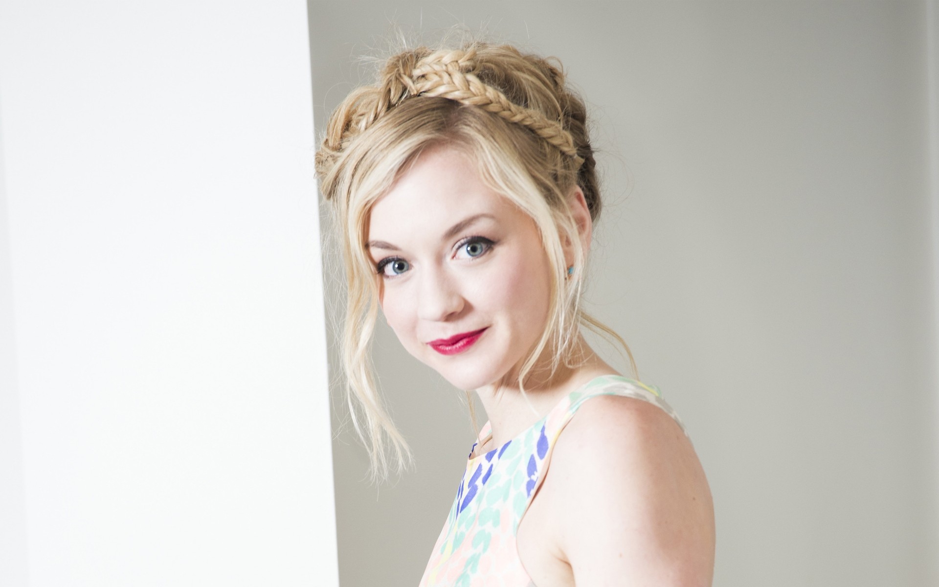 femme portrait mode unique jeune jolie à l intérieur sexy emily kinney