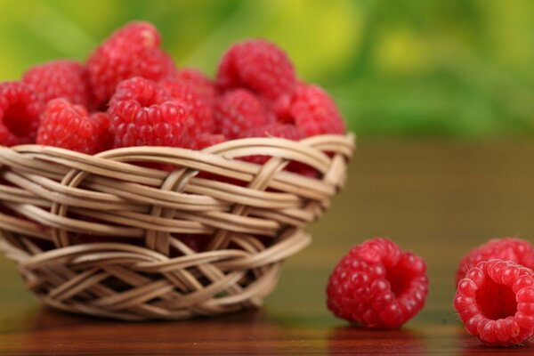 Framboises fraîches sucrées dans un panier