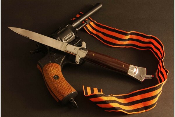 Couteau, revolver et ruban de Saint-Georges sur la table