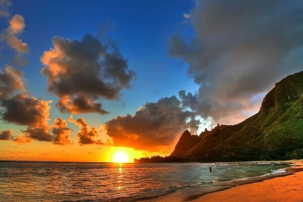 Bord de mer coucher de soleil beauté paradis