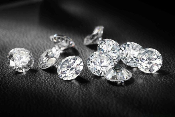 Bijoux sur la table en pierre