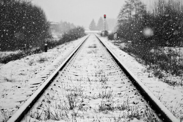 Chemin de fer dans la neige. Paysage hivernal