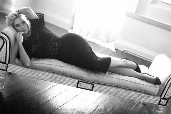 La dame est languissante sur le sofa