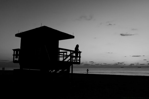Coucher de soleil de plage sur fond noir et blanc