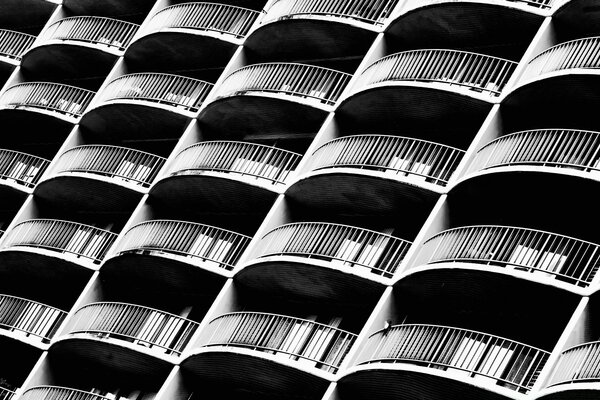 Maison à plusieurs étages avec balcons ondulés