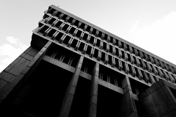 Photo en noir et blanc du bâtiment sur fond de ciel