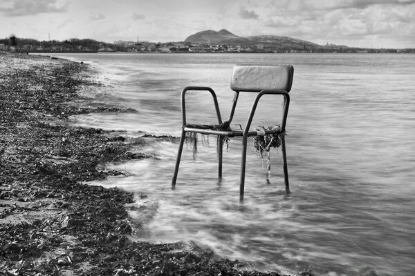 Chaise sur fond de mer et de plage