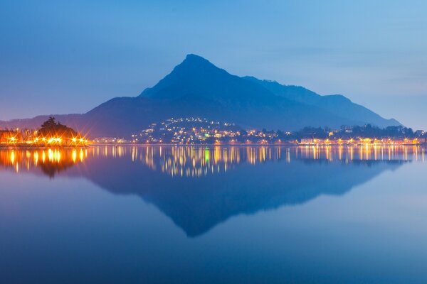 Reflet de la montagne et les lumières de la ville dans l eau