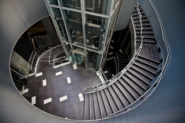 Ascenseur et escalier élégants