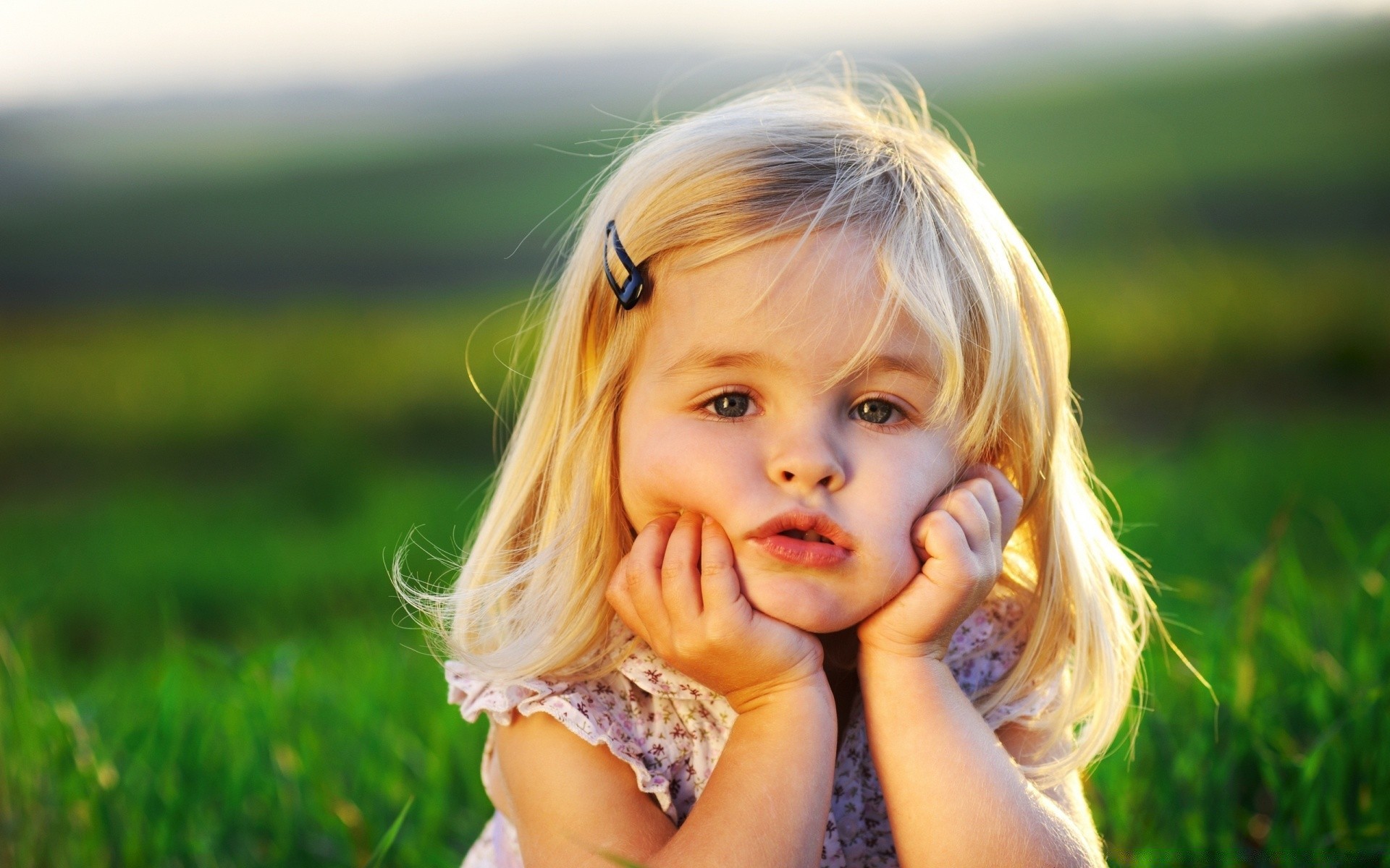 enfants herbe été nature foin enfant blond champ belle joie mignon parc plaisir à l extérieur bonheur fille loisirs sourire peu liberté beau temps