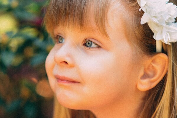 Portrait d une fille triste dans le jardin